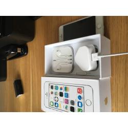 I phone 5s in White and silver 16g