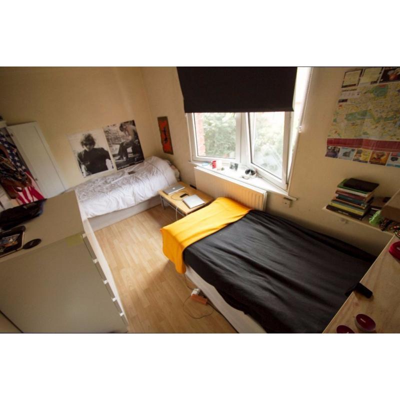 Roomshare for a young woman at the edge of zone 1