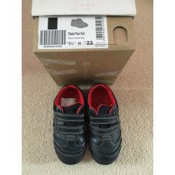 Clarks boys infant shoes size 6.5H with lights