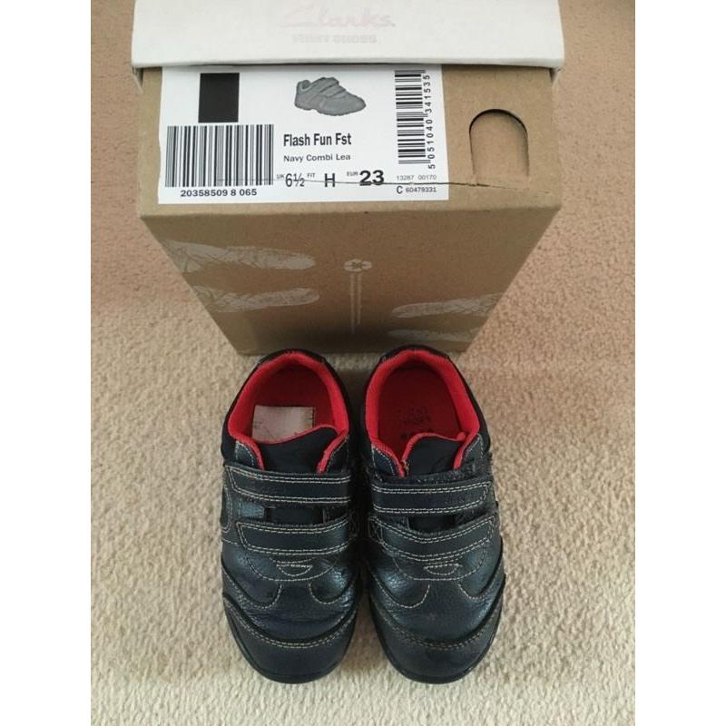 Clarks boys infant shoes size 6.5H with lights