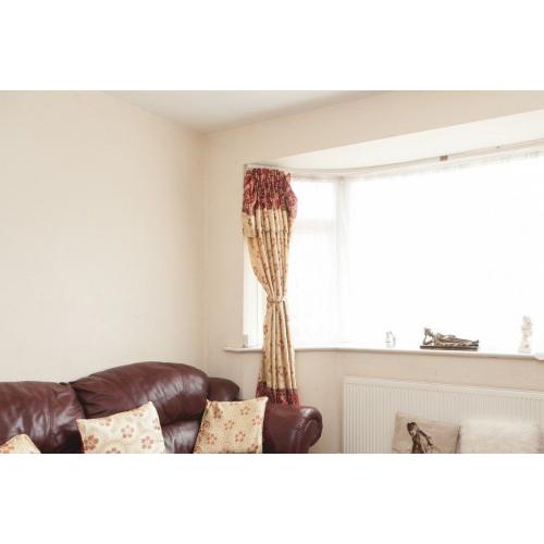 Single Bed in Room to rent in 3-bedroom house in Plumstead, 10 minutes to the station
