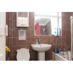 Single Bed in Room to rent in 3-bedroom house in Plumstead, 10 minutes to the station