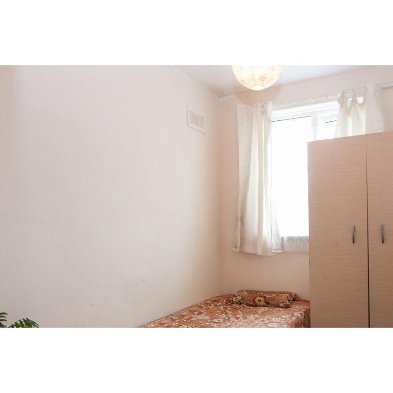 Single Bed in Room to rent in 3-bedroom house in Plumstead, 10 minutes to the station