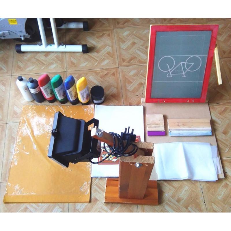 HOME-SCREEN PRINTING KIT INCLUDING EVERYTHING YOU NEED TO MAKE YOUR OWN T-SHIRTS ETC. (NEARLY NEW)