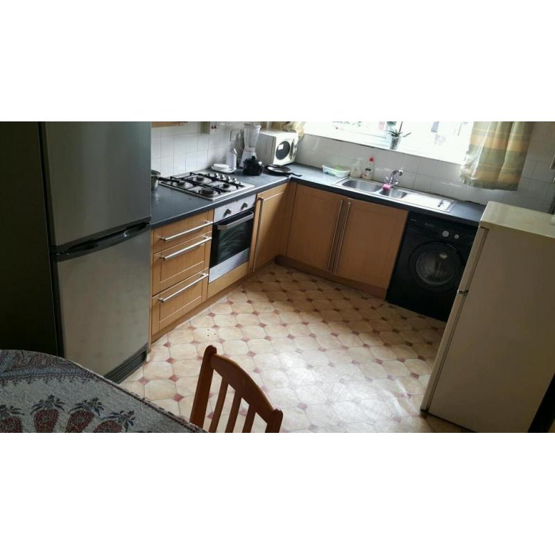 To Rent Bed 70 per week bills included available now se18 DLR Station