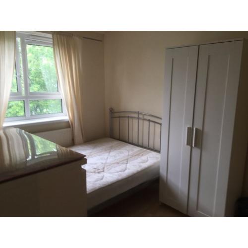 WEST KENSINGTON – 5 MIN TUBE STATION- NICE DOUBLE ROOM (ALL BILLS INCLUSIVE )