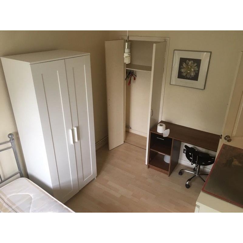 WEST KENSINGTON – 5 MIN TUBE STATION- NICE DOUBLE ROOM (ALL BILLS INCLUSIVE )