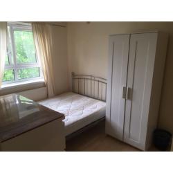 WEST KENSINGTON – 5 MIN TUBE STATION- NICE DOUBLE ROOM (ALL BILLS INCLUSIVE )