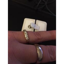 Gold ring 7 diamonds