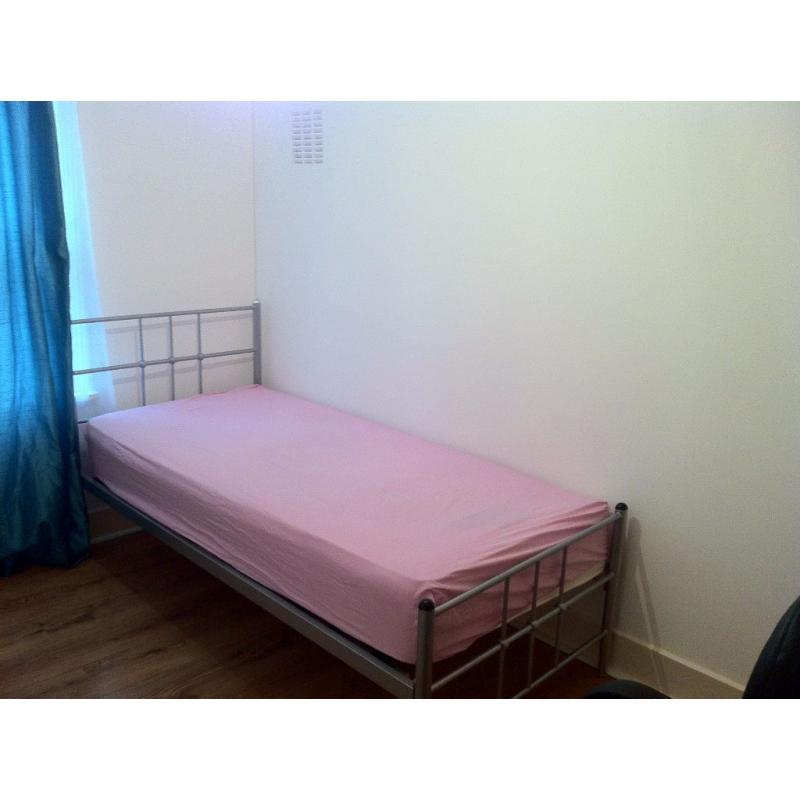 SINGLE ROOM 4 MINUTES FROM WOODGREEN TUBE STATION-NO DSS PREFER FEMALE