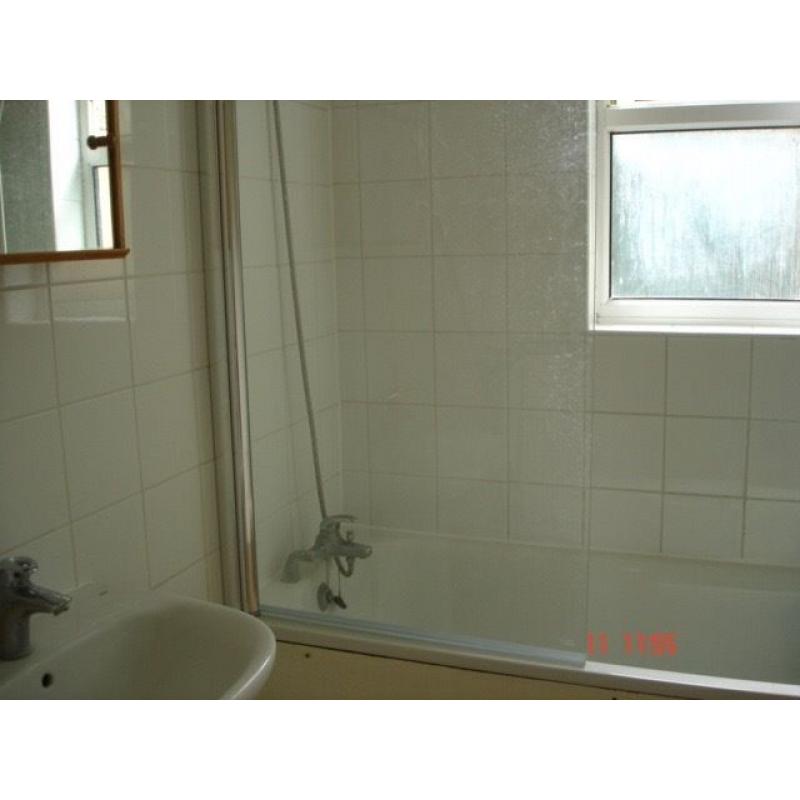 A nice double room available from 15th June, all bills included, fast internet, very good transport