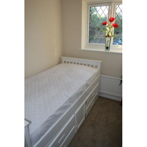 Bright Sunny Fully Furnished Single :-)