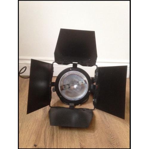 red head light 800w perfectly working with extra bulbs