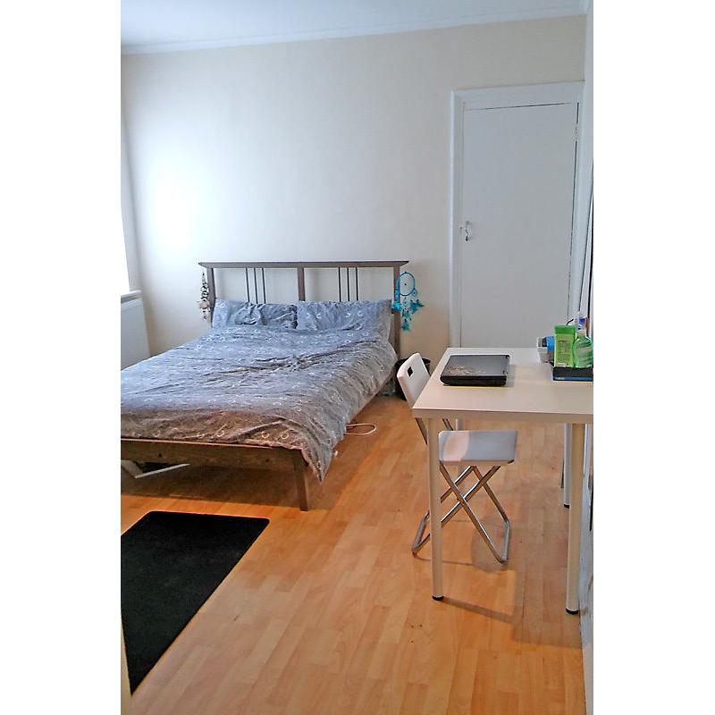 Beautiful flat with large bedroom - room available NOW - couples welcome NW9 6BG