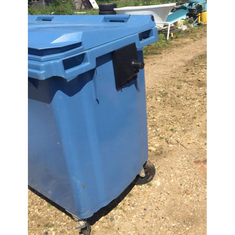 Commercial Waste container 770L
