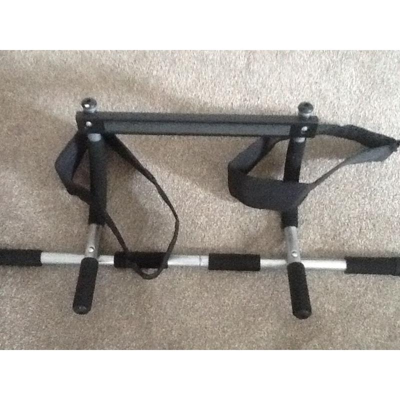 Door gym for use in the home, fits on doorways for pull ups