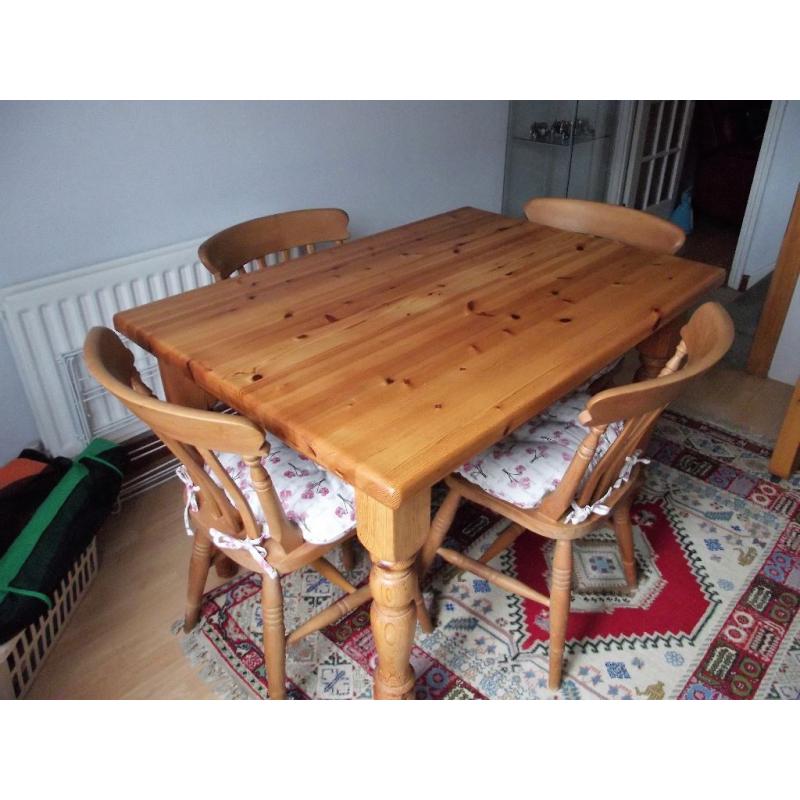 Solid pine table in excellent condition 6 chairs, 2 of which are carvers,