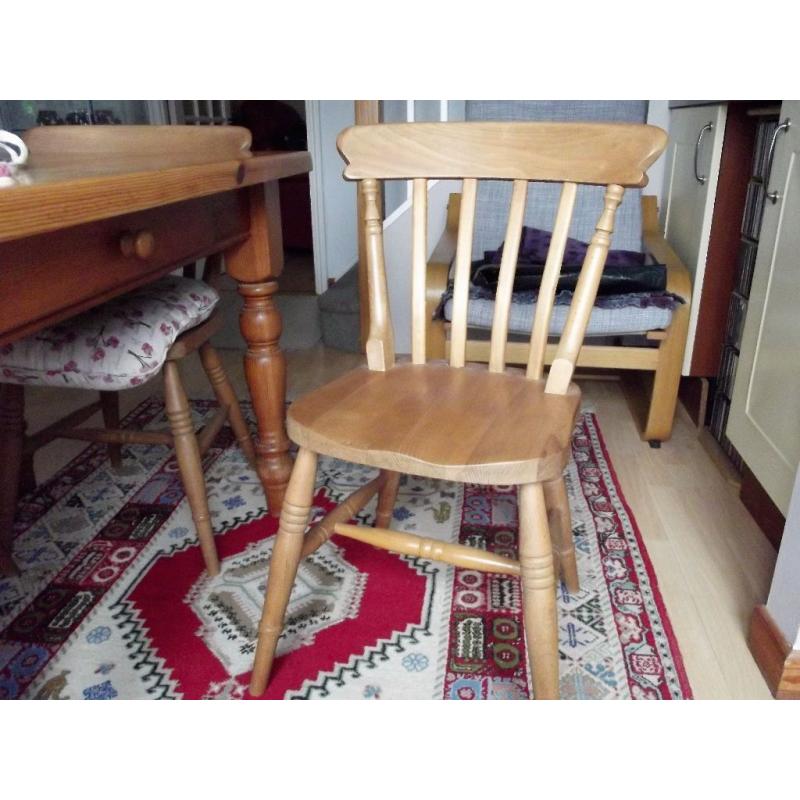 Solid pine table in excellent condition 6 chairs, 2 of which are carvers,