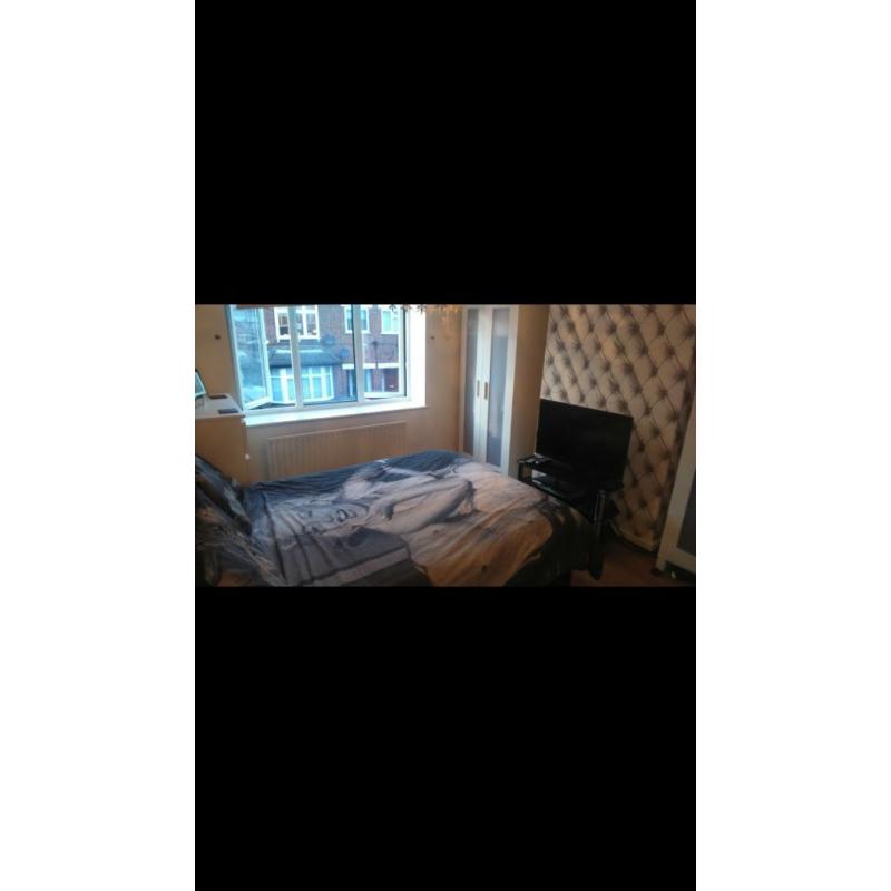 Double furnished bedroom for rent in newly decorated flat, with use of all home, internet E16 area