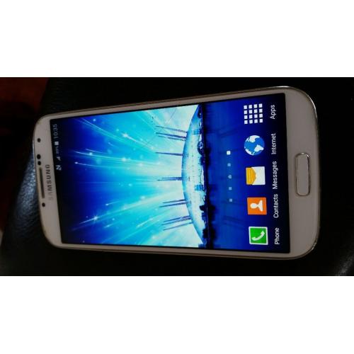 Samsung galaxy S4 GT-19505 as hairline crack on screen, working perfect