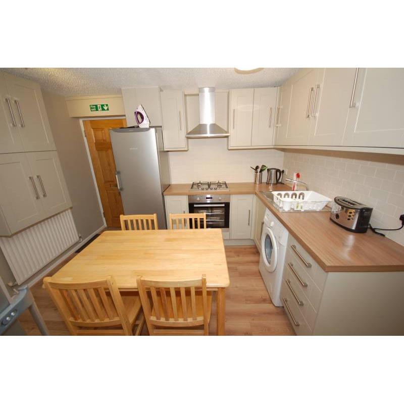massive double bedroom in a quit and residential area nearby london bridge main line station