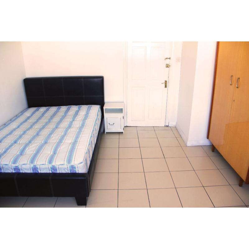 CHEAP DOUBLE ROOM IN BECKTON E16 | FREE INTERNET AND CLEANERS ONCE A MONTH | SPACIOUS, COSY & CLEAN