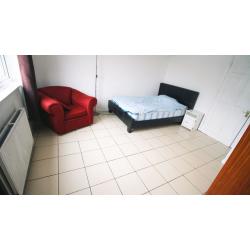 CHEAP DOUBLE ROOM IN BECKTON E16 | FREE INTERNET AND CLEANERS ONCE A MONTH | SPACIOUS, COSY & CLEAN
