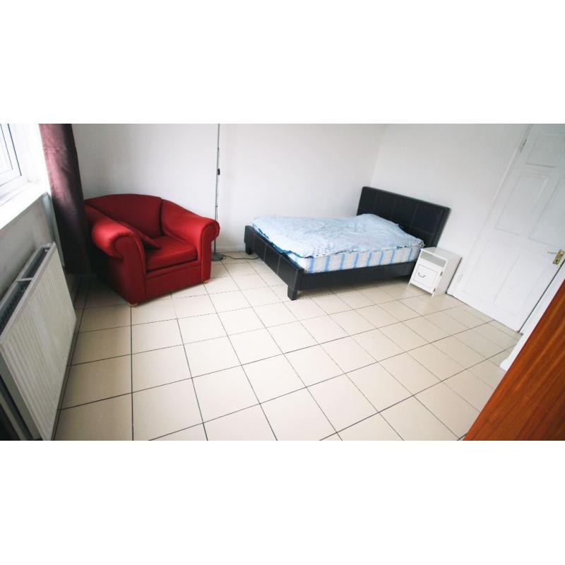 CHEAP DOUBLE ROOM IN BECKTON E16 | FREE INTERNET AND CLEANERS ONCE A MONTH | SPACIOUS, COSY & CLEAN