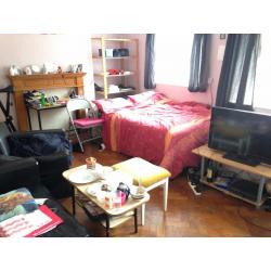 Huge double room with private living room in great location
