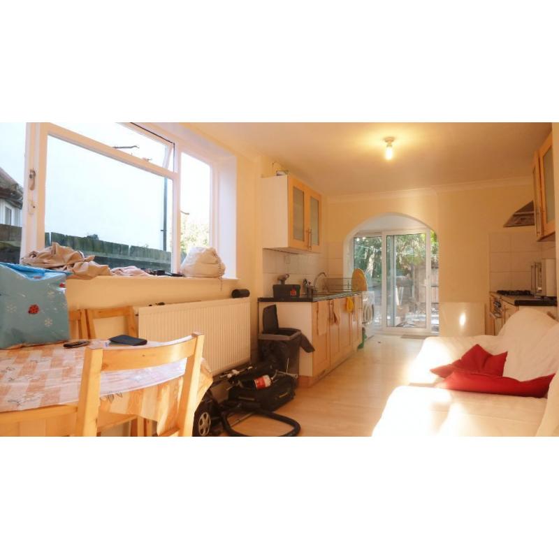Female London House Flat Share, Double Size Room Single Price -- mint pie