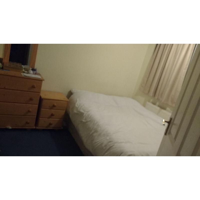 Twin & a Double rooms available in a tidy house. short term let accepted.