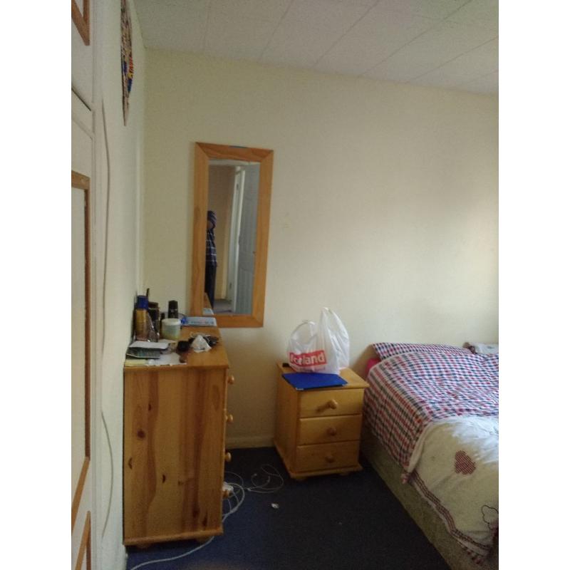 Twin & a Double rooms available in a tidy house. short term let accepted.