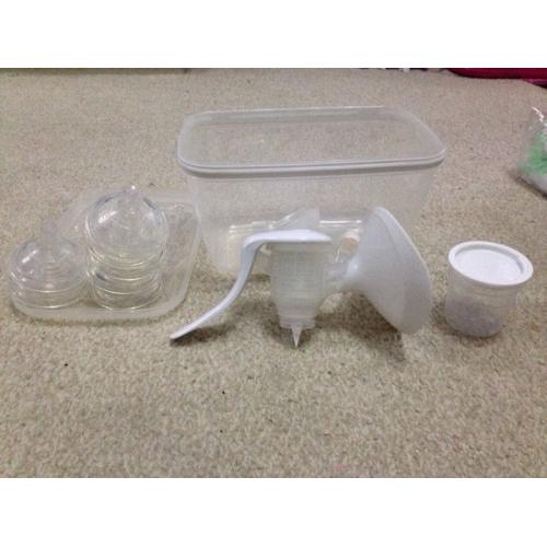 Manual breast pump