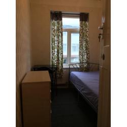 **LOVELY SINGLE ROOM AVAILABLE IN CENTRAL LONDON, 3MINS BY WALK TO SHADWELL STATION ZONE 2**