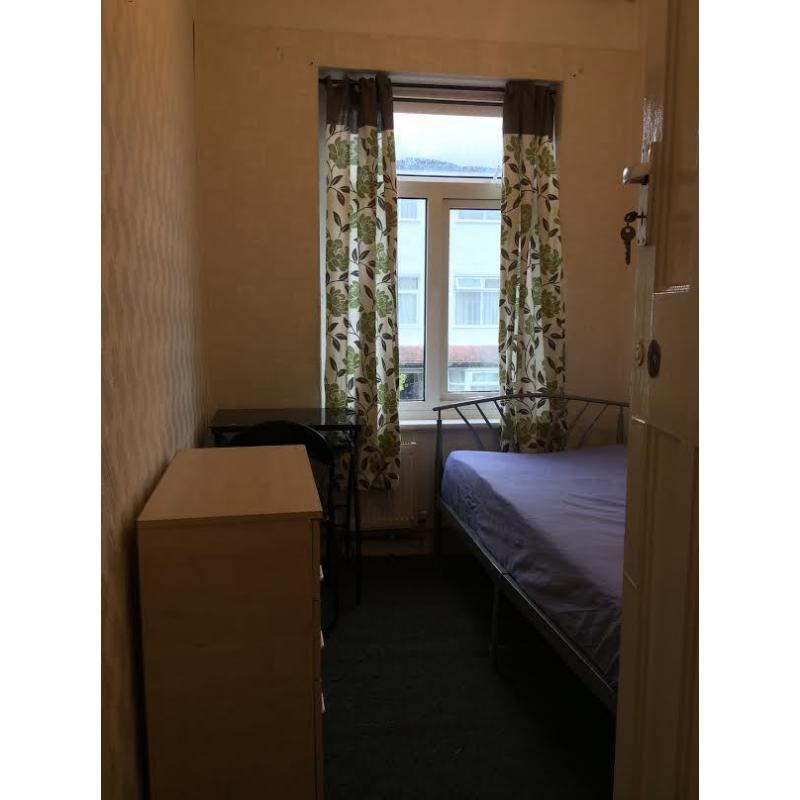 **LOVELY SINGLE ROOM AVAILABLE IN CENTRAL LONDON, 3MINS BY WALK TO SHADWELL STATION ZONE 2**