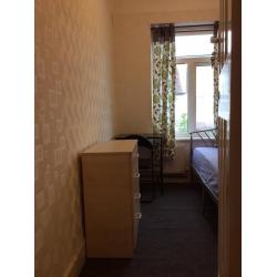 **LOVELY SINGLE ROOM AVAILABLE IN CENTRAL LONDON, 3MINS BY WALK TO SHADWELL STATION ZONE 2**