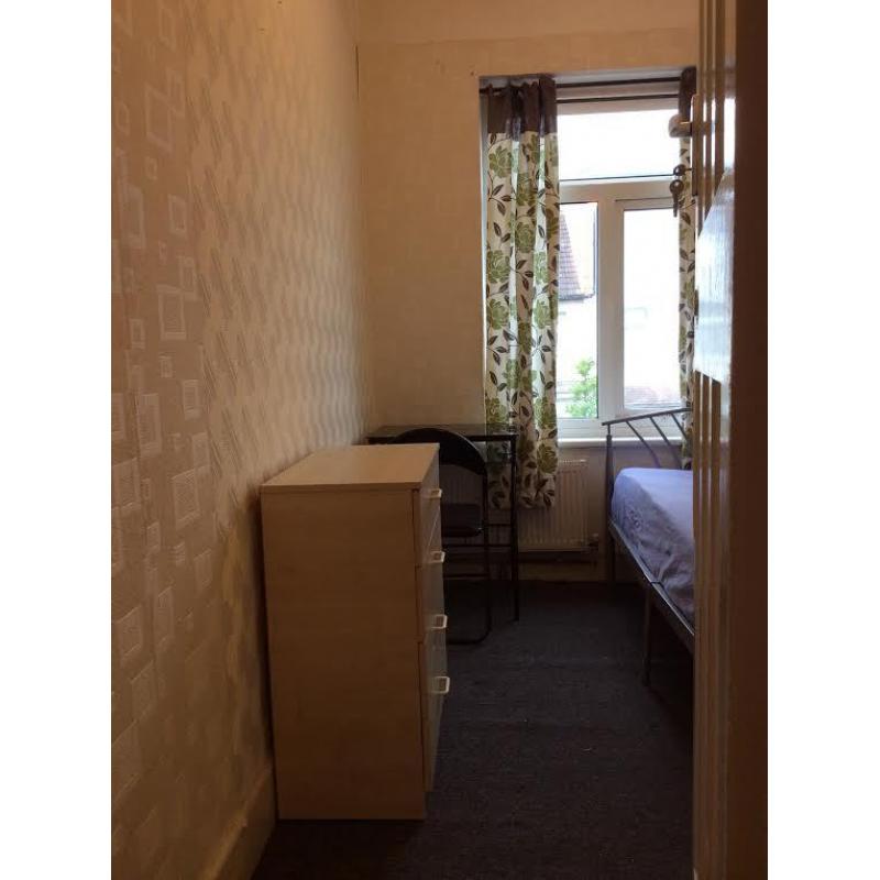 **LOVELY SINGLE ROOM AVAILABLE IN CENTRAL LONDON, 3MINS BY WALK TO SHADWELL STATION ZONE 2**