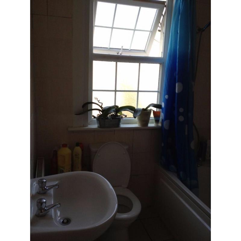 **LOVELY SINGLE ROOM AVAILABLE IN CENTRAL LONDON, 3MINS BY WALK TO SHADWELL STATION ZONE 2**