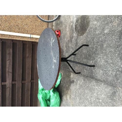 Free round table for anyone who can pick it up today