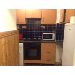 Triple bed in roomshare to let with Poland girl in flatshare at Aldgate East & Liverpool st