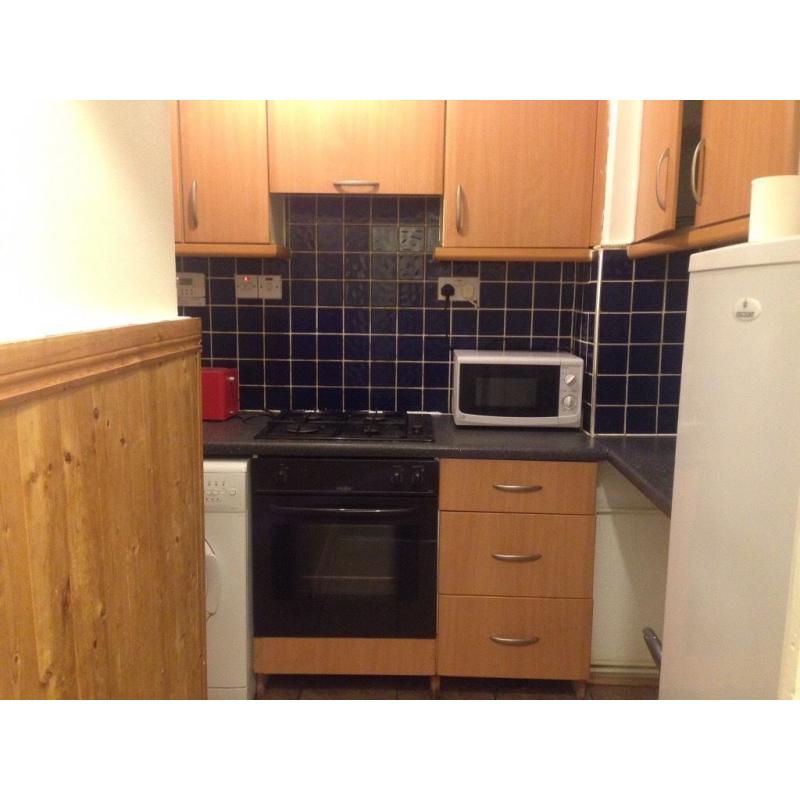 Triple bed in roomshare to let with Poland girl in flatshare at Aldgate East & Liverpool st