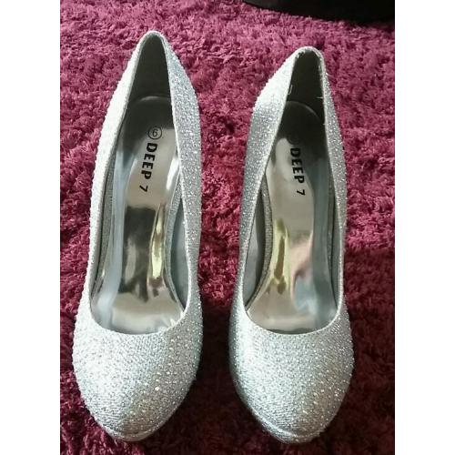 Size 6 deep 7 court stiletto dimante