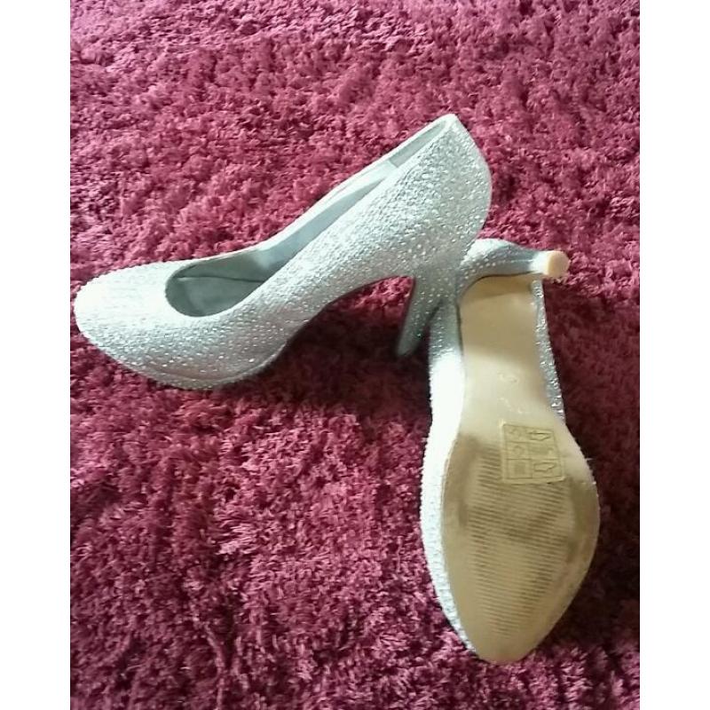 Size 6 deep 7 court stiletto dimante