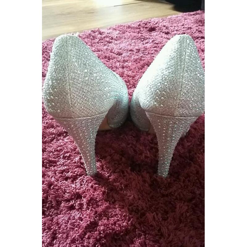 Size 6 deep 7 court stiletto dimante