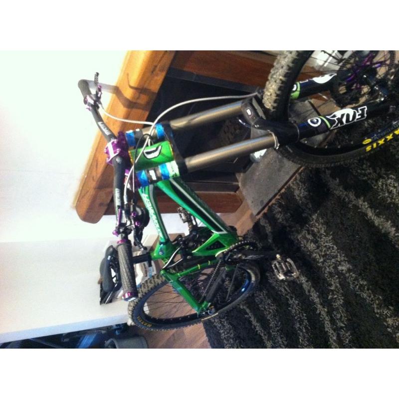 Downhill mountain bike. Mondraker summum pro team 2014