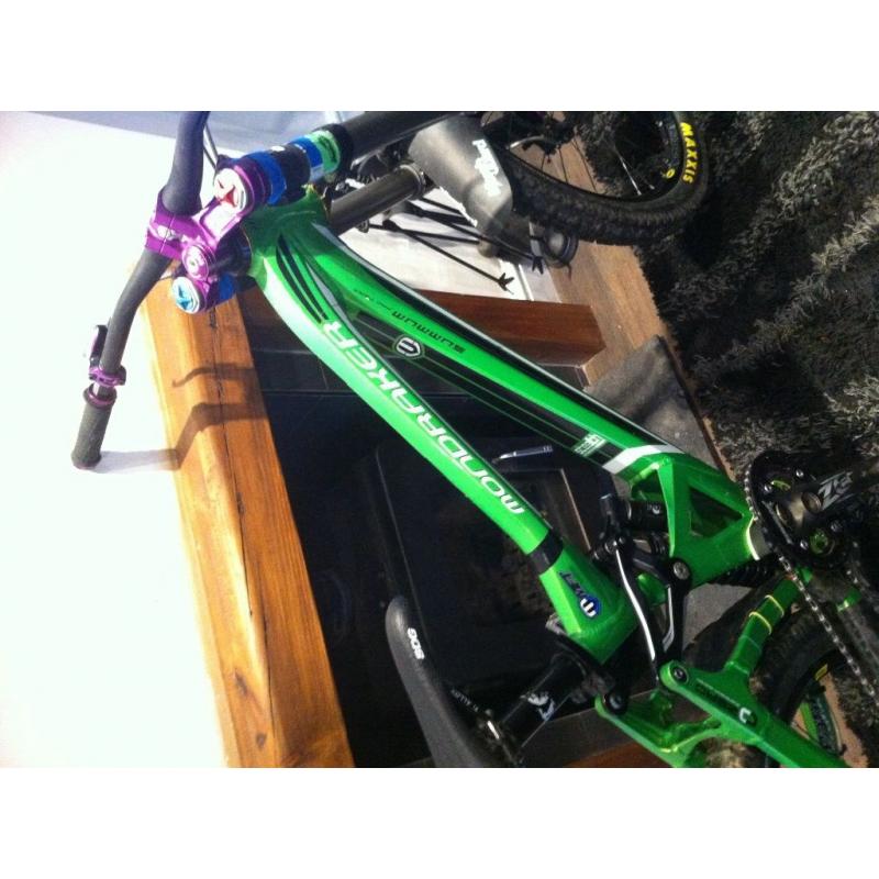 Downhill mountain bike. Mondraker summum pro team 2014