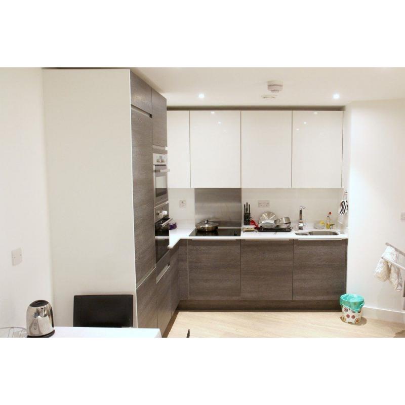 Double Bed in Room for a Postgraduate Student or Professional in a 2 Bedroom Apartment With Gym