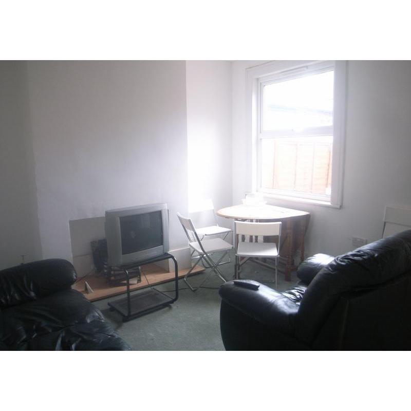 Large Double Bedroom in houseshare all bills included power shower microwave wifi
