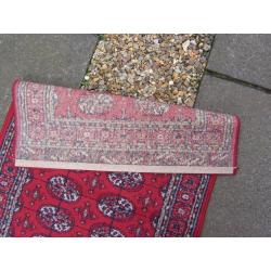 Quality Hand Woven Wool Rug in Excellent Condition