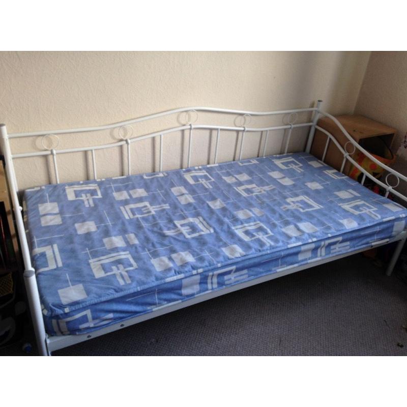 White Metal Day Bed with full size single mattress.